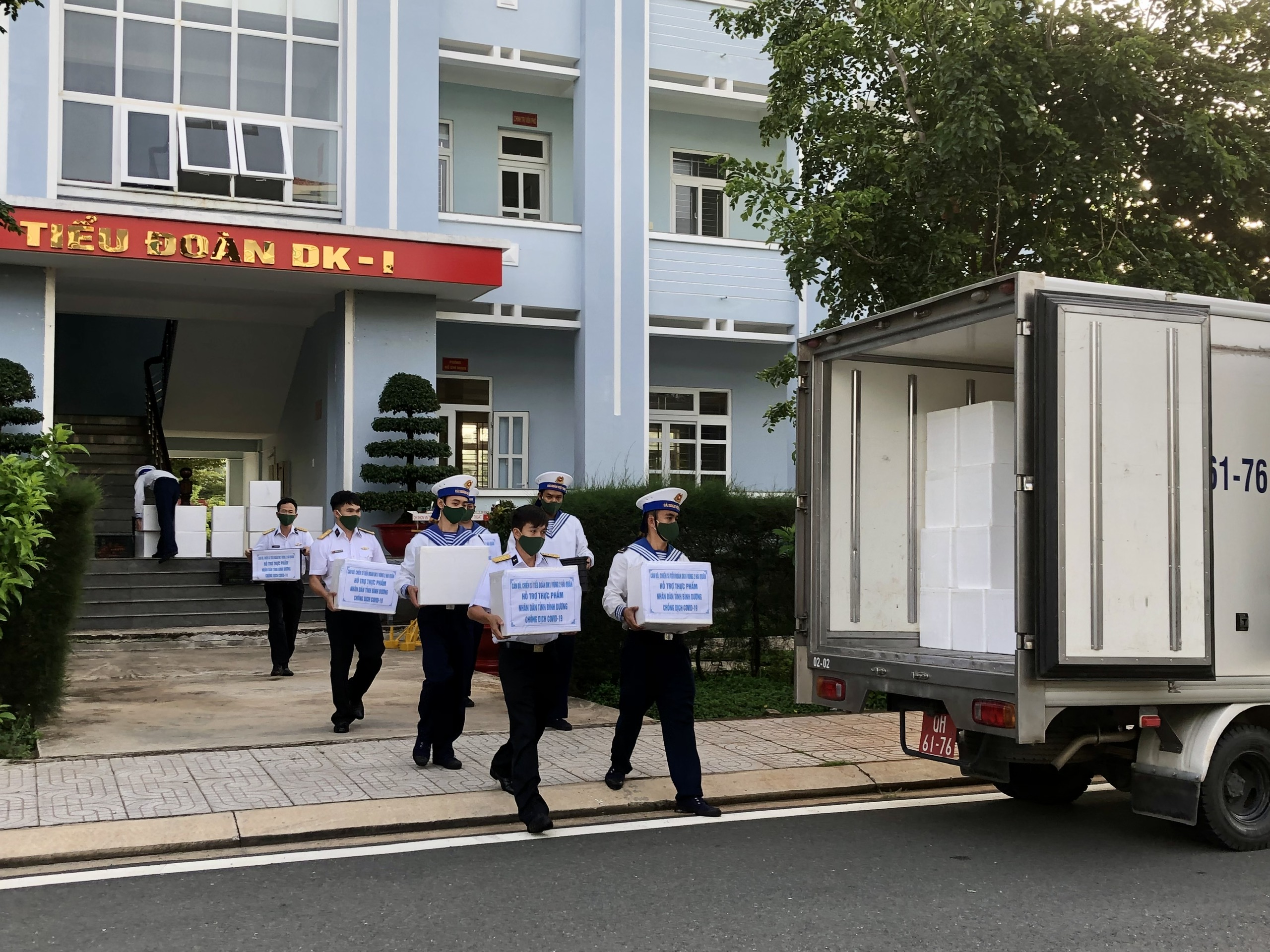 Các đơn vị quân đội tích cực hỗ trợ nhân dân vùng dịch

